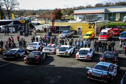 Les voitures dans le paddock