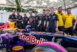 L'écurie Infiniti Red Bull Racing pose pour une photo avec David Coulthard, Red Bull Racing au Red Bull Show run 2015 sur la Necklace Road à Hyderabad, en Inde