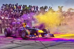 David Coulthard, Red Bull Racing performs during the Red Bull Showrun at Necklace Road in Hyderabad, India