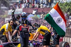 David Coulthard, Red Bull Racing, ondea a bandera de la India en el Red Bull Show Run 2015 en el Necklace Road en Hyderabad, India