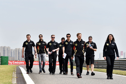 Ромен Грожан, Lotus F1 Team и Джолион Палмер, тестовый и резервный пилот Lotus F1 Team изучают трек