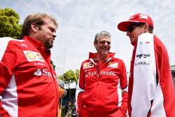 Джино Розато, Ferrari с Маурицио Арривабене, руководитель команды Ferrari и Кими Райкконен, Ferrari
