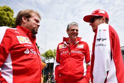 Gino Rosato, Ferrari, mit Maurizio Arrivabene, Ferrari-Teamchef, und Kimi Räikkönen, Ferrari