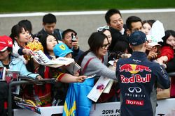 Даниил Квят Red Bull Racing раздает автографы