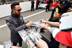 Льюис Хэмилтон Mercedes AMG F1 раздает автографы