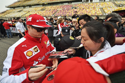 Kimi Raikkonen de Ferrari firma autógrafos para los aficionados