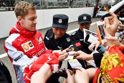Себастьян Феттель Ferrari раздает автографы