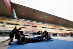 Sahara Force India F1 VJM08 толкают на инспекцию