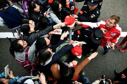 Sebastian Vettel, Ferrari, schreibt Autogramme für die Fans