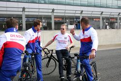 Chris Hoy spricht mit Alexander Wurz, Stéphane Sarrazin und Mike Conway