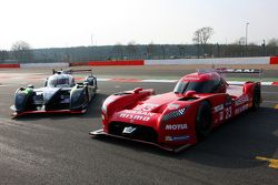 尼桑 GT-R LM Nismo，和#42 Strakka Racing Dome Strakka S103-尼桑: Nick Leventis, Danny Watts, Jonny Kane