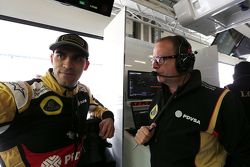 Пилот Lotus F1 Team Пастор Мальдонадо и гоночный инженер Lotus F1 Team Марк Слейд