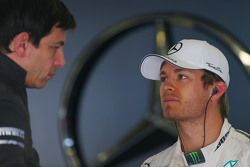 Исполнительный директор и совладелец Mercedes AMG F1 Тото Вольф с пилотом Mercedes AMG F1 Нико Росбергом