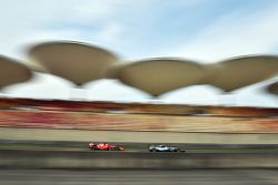 Себастьяна Феттеля, Ferrari SF15-T проходит Нико Росберг, Mercedes AMG F1 W06