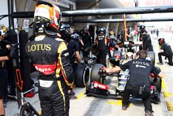 Romain Grosjean, Lotus F1 E23, mira a Pastor Maldonado en los pits