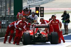 Sebastian Vettel, Ferrari SF15-T is pushed back di pits