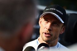 Jenson Button, McLaren, con la prensa