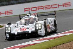 #17 Porsche Team Porsche 919 Hybrid: Timo Bernhard, Mark Webber, Brendon Hartley