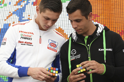 Michael van der Mark, Pata Honda, et David Salom, Team Pedercini, tentent de résoudre un Rubik's Cube