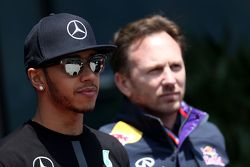 Lewis Hamilton, Mercedes AMG F1 Team y Christian Horner, de Red Bull Racing, Director Deportivo