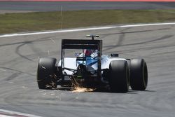 Valtteri Bottas, Williams FW37, kıvılcımlarla birlikte