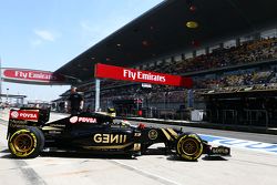 Пастор Мальдонадо, Lotus F1 E23 покидает пит-лейн