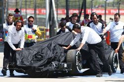 The McLaren MP4-30 Фернандо Алонсо, McLaren возвращается обратно на пит-лейн после третьей сессии пр
