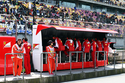 Le muret des stands Ferrari