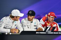 Квалификационный топ-3: второй - Нико Росберг Mercedes AMG F1; Льюис Хэмильтон, Mercedes AMG F1 - поул-позиция; Себастьян Феттель, Ferrari - третий