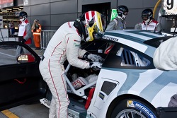 #91 Porsche Team Manthey Porsche 911 RSR : Richard Lietz, Michael Christensen