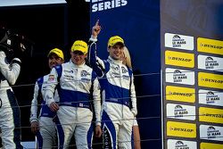 Podium : les vainqueurs Gary Hirsch, Jon Lancaster, Bjorn Wirdheim