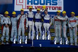 Podium : les deuxièmes Simon Dolan, Filipe Albuquerque , Harry Tincknell, les vainqueurs Bjorn Wirdheim, Jon Lancaster, Gary Hirsch, les troisièmes Tristan Gommendy, Pierre Thiriet, Ludovic Badey 