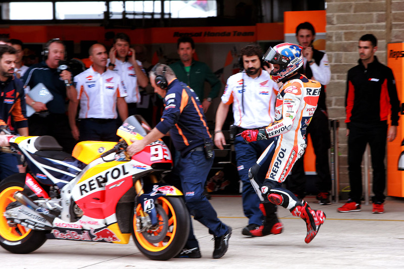 Marc Marquez, Repsol Honda Team llega hasta su moto tras recorrerse todo el pit lane a la carrera en 2015