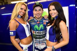 Chicas en la parrilla y  Jorge Lorenzo