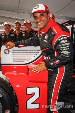 Ganador de la pole Juan Pablo Montoya, del equipo Penske Chevrolet