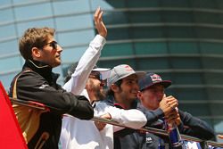 Romain Grosjean, Lotus F1 Team; Fernando Alonso, McLaren; Carlos Sainz Jr., Scuderia Toro Rosso; y Max Verstappen, Scuderia Toro Rosso en el desfile de pilotos