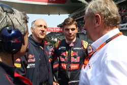 Franz Tost, Scuderia Toro Rosso director del equipo con Max Verstappen, Scuderia Toro Rosso y el Dr. Helmut Marko, Red Bull Motorsport Consultor en la parrilla