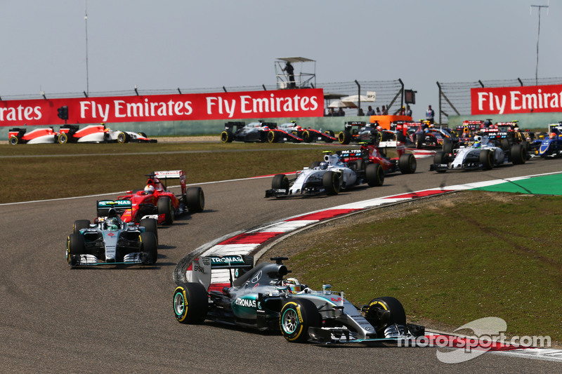 Lewis Hamilton, Mercedes AMG F1 W06 Lidera en el inicio de la carrera