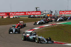 Lewis Hamilton, Mercedes AMG F1 W06 Lidera en el inicio de la carrera