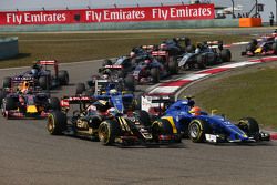 Romain Grosjean, Lotus F1 E23, beim Start