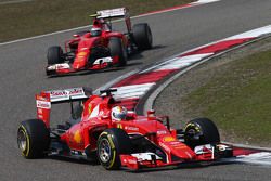 Sebastian Vettel, Ferrari SF15-T delante de su compañero de equipo Kimi Raikkonen, de Ferrari SF15-T