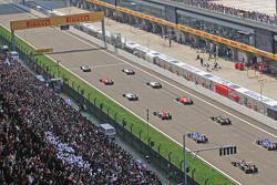 Lewis Hamilton, Mercedes AMG F1 W06 on pole at the start of the race