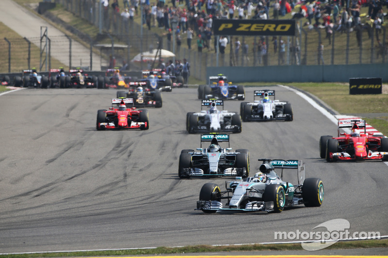 Lewis Hamilton, Mercedes AMG F1 W06 líder al inicio de la carrera