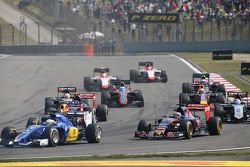 Max Verstappen, Scuderia Toro Rosso STR10 and Marcus Ericsson, Sauber C34 en la arrancada