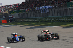 Pastor Maldonado, Lotus F1 E23 leads Felipe Nasr, Sauber C34