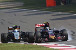 Карлос Сайнс мл., Scuderia Toro Rosso STR10 locks up under braking