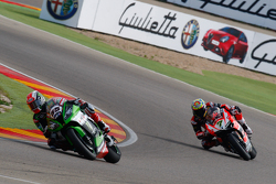 Jonathan Rea, Kawasaki, devant Chaz Davies, Ducati Team
