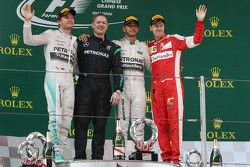 Подиум: победитель гонки Льюис Хэмилтон, Mercedes AMG F1, обладатель второго места Нико Росберг, Mer