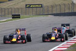 Daniil Kvyat, Red Bull Racing RB11 et Daniel Ricciardo, Red Bull Racing RB11, en lutte pour une position