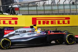 Фернандо Алонсо, McLaren MP4-30 и Даниэль Риккардо, Red Bull Racing RB11 борются за позицию